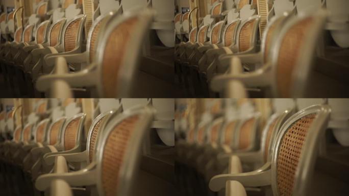 大流行期间空剧院歌剧座位排的特写视图