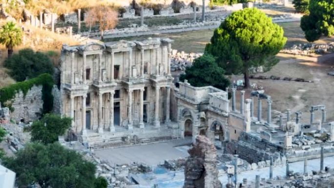 鸟瞰以弗所古城，罗马古城，土耳其最受欢迎的旅游胜地，从以弗所古城鸟瞰塞尔修斯图书馆，以弗所古城古遗址