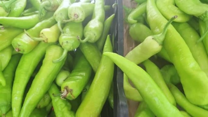 农贸市场上的新鲜青椒