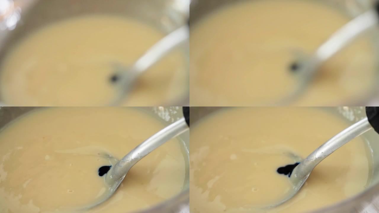 在搅拌碗中滴蓝色，加入鲜奶油。