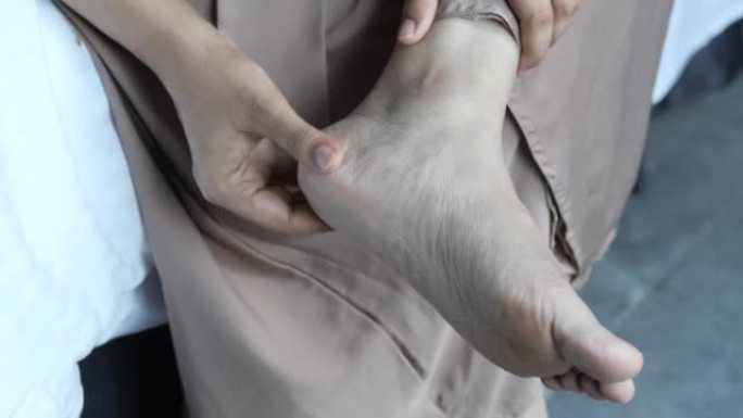 在受伤部位关闭女性的脚和手部按摩。