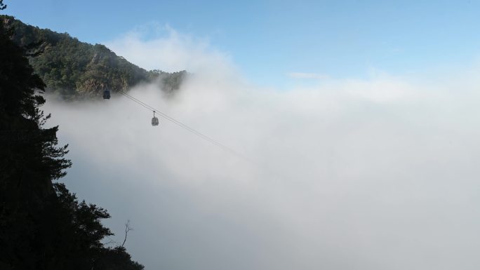 索道缆车观光滑行桥旅游穿梭白云海蓝天素材