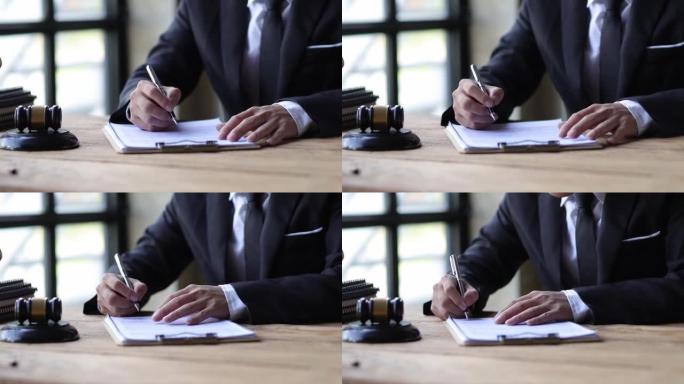 律师阅读合同文件中的条款，法律协议和签字