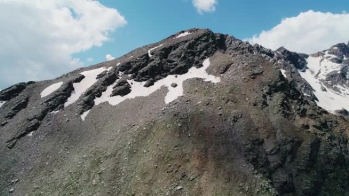 北高加索切get山风景如画的山峰的空中特写。令人叹为观止的夏季景观