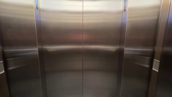 在门打开的电梯内