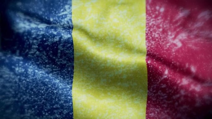 4K暴风雪/罗马尼亚国旗上的雪股票视频。冷淡的罗马尼亚国旗。旋转/旋转的冰晶。雪花掠过罗马尼亚国旗。
