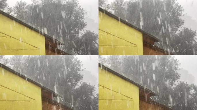 夏季季风季节暴雨期间的慢动作屋顶铜峡谷地区Samachique Chihuahua村