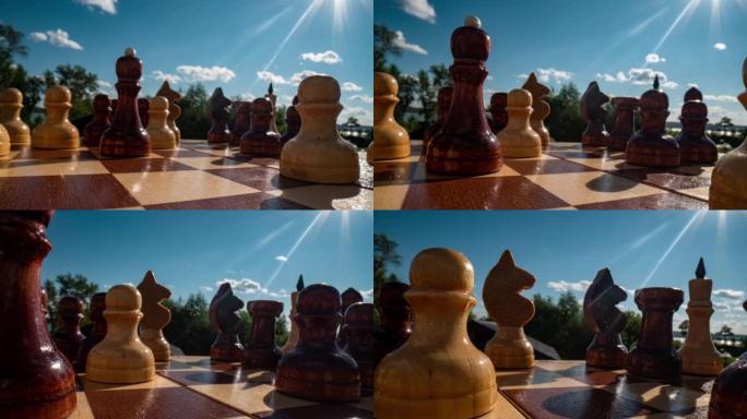 近景多利微距镜头的一个白色木制国际象棋皇后在棋盘上。平滑的相机运动上面的棋盘与黑白棋子。黑色背景。