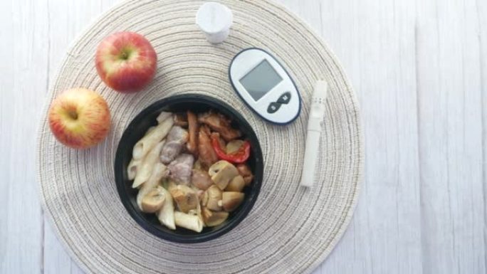 一碗沙拉，糖尿病测量工具，桌上的苹果
