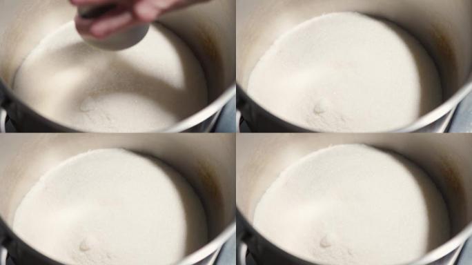 大量的糖倒入锅中，以便加热和融化，将其变成自制的焦糖
