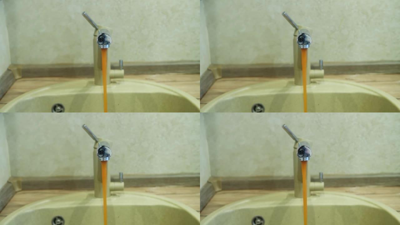 生锈的脏水从水龙头流入家用水槽