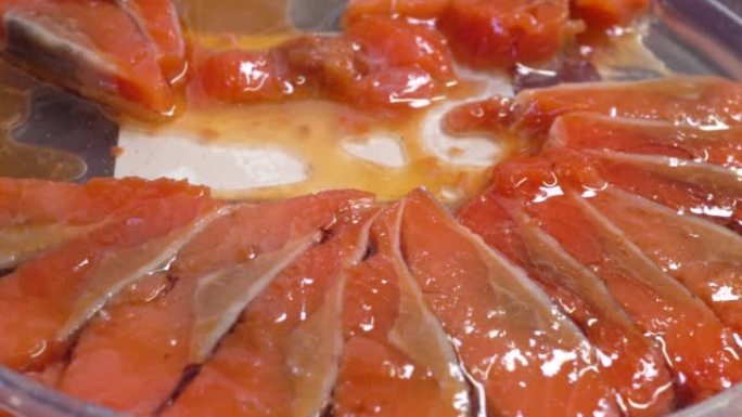 用叉子腌制鲱鱼或红色鲑鱼块刺。宏观观。