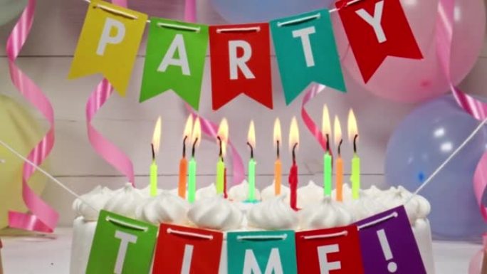 气球和丝带背景上的生日蛋糕上的蜡烛。