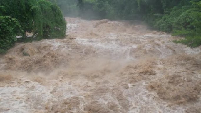 森林山脉的瀑布白内障。泰国暴雨过后，肮脏的溪流正沿着山林的山坡流下。河流洪水，选择性聚焦。