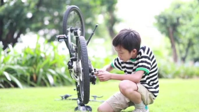 男孩修理自行车小男孩修自行车视频素材
