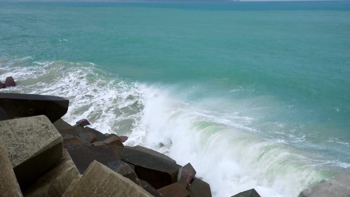 海浪冲击礁石掀起浪花慢动作升格宣传片