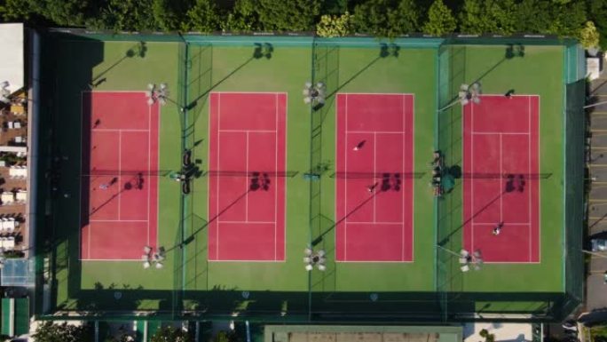 打网球的人的鸟瞰图，干净的网球场，四个网球场，打网球的人，在网球场上打网球的人，网球场的鸟瞰图，健康