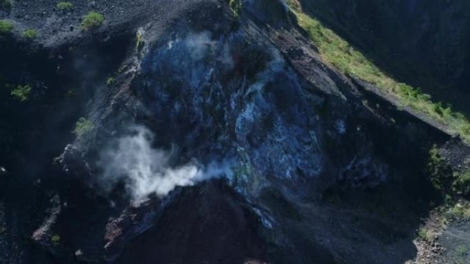 火山火山口冒出的烟雾