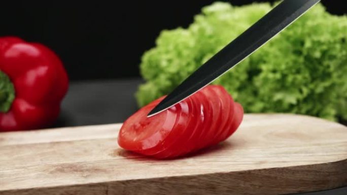 切成薄片的红番茄铺在砧板上