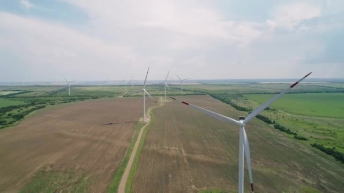 田间风车农场的鸟瞰图。世界能源电力危机。绿色能源生产理念。产生清洁可再生能源的风力涡轮机。