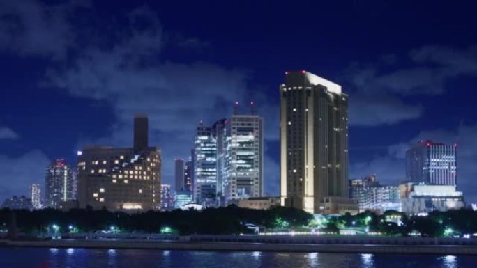 晚上在东京的建筑物，美丽的城市灯光