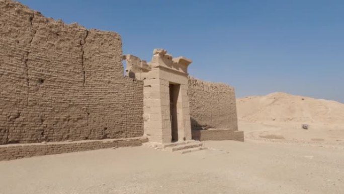 Deir el-Medina在埃及与fort wall的入口。蓝天夏天。