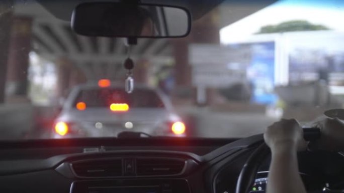 女人在雨天开车