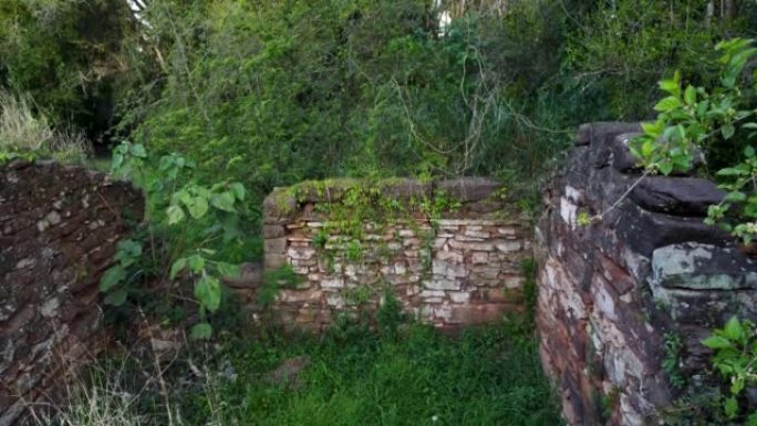 阿根廷北部圣伊格纳西奥耶稣会传教士废墟上长满绿草的岩石建筑的特写空中视频