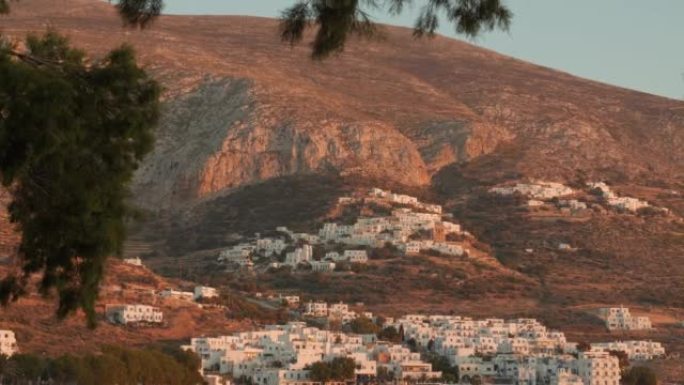 日落时分，在埃格亚海希腊基克拉泽斯群岛的阿莫戈斯岛上美丽的小村庄埃格利亚里的特写