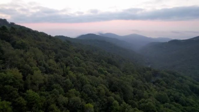 蓝岭山脉的日出