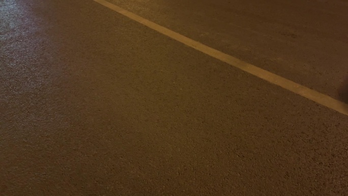 夜晚街道地面自行车电动车汽车驶过灯光光影