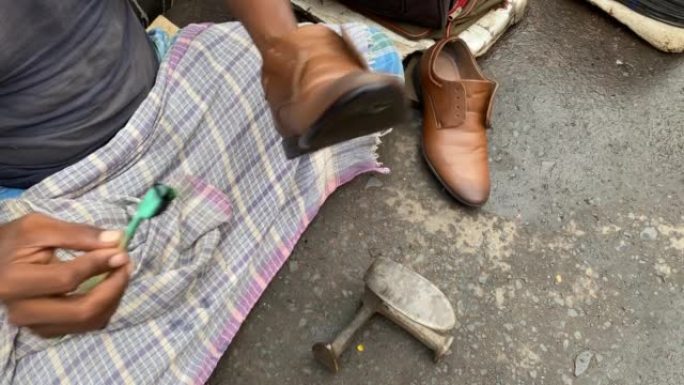 在印度加尔各答路边的可怜的鞋匠或mochee棕色的特写视频