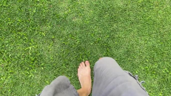 在草地上行走的人的脚