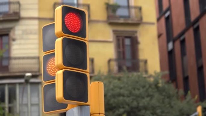 西班牙巴塞罗那人行横道上的黄色街道交通灯改变颜色