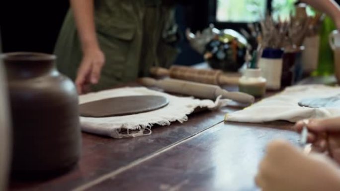 工匠们正在为制陶准备瓷土。