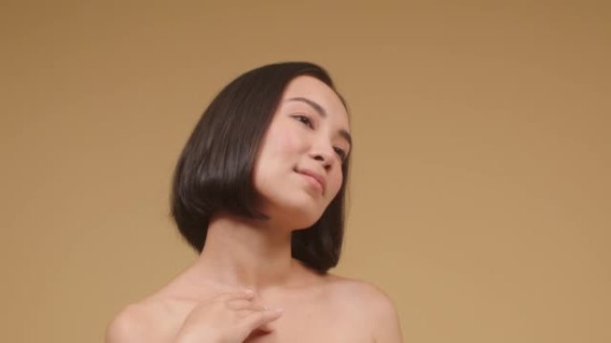 年轻的亚洲女性在治疗后表现出完美的皮肤