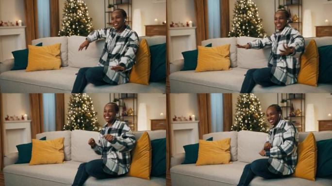 冬天的晚上。圣诞树闪烁。一名非洲裔学生坐在客厅的沙发上，戴着耳机听最喜欢的歌曲。她随着歌曲的节奏和微