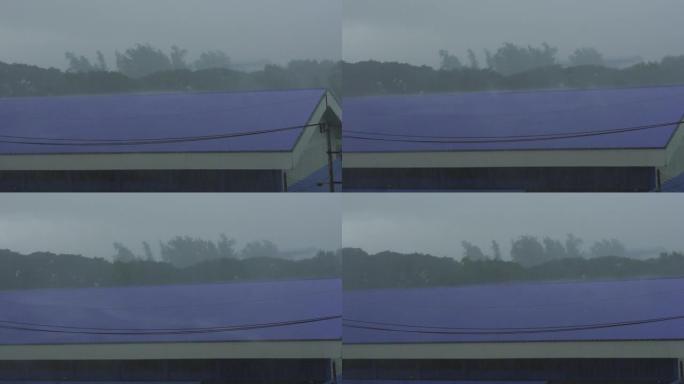 雨滴在屋顶上，在大雨的日子里