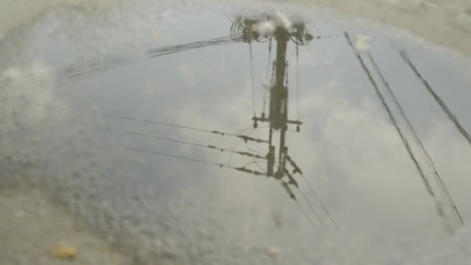电线杆反映在水坑里。