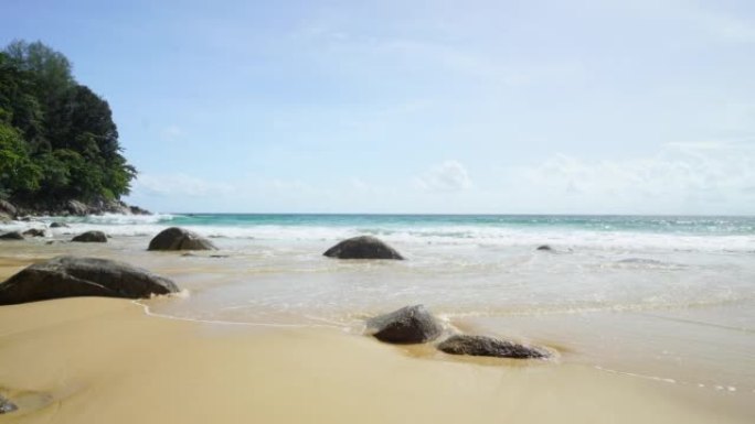 海岸线海滩全景热带海浪空间白沙云日光山背景。