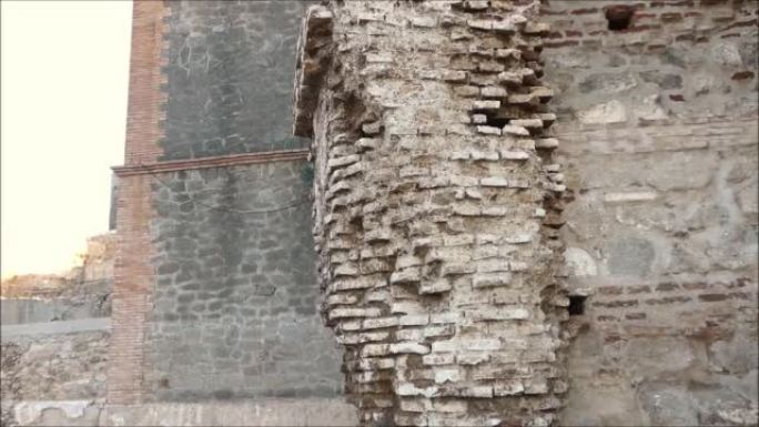 阿拉伯城堡墙上的风化砖柱