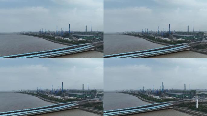 连接码头和仓库的输煤管道的实时/鸟瞰图