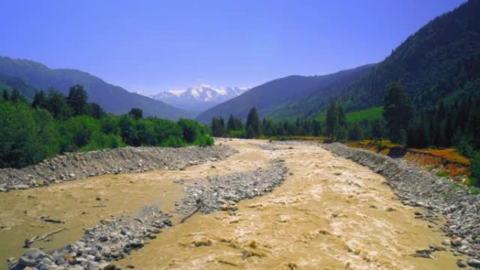 河流穿过落基山脉的风景图片