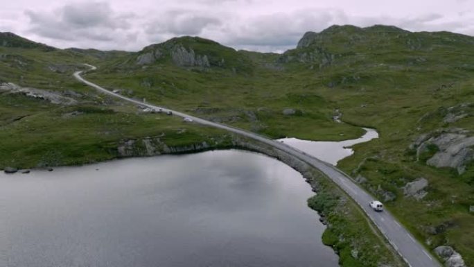 穿越挪威高地的公路风景鸟瞰图