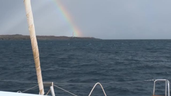 雨后和恶劣天气后，在特内里费岛加那利岛上的一条令人难以置信的美丽彩虹上，从豪华游艇上观看。去任何地方