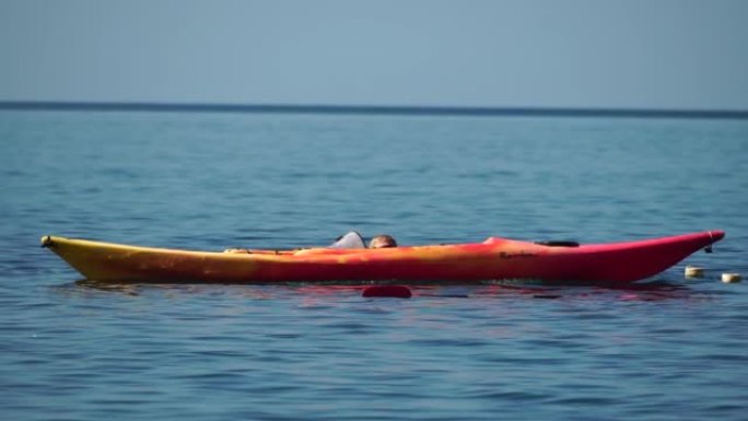 海人皮划艇。夏季日落时，运动员在皮划艇上在海上游泳。健康强壮的男性在假期享受户外积极的生活方式和水上