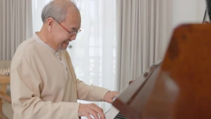 在放松期间，一位亚洲老人弹钢琴。在周末，他们一起做一些有趣的事情。