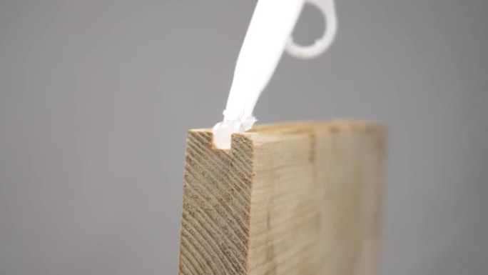 用硅胶粘合木制家具，将硅胶涂在板上