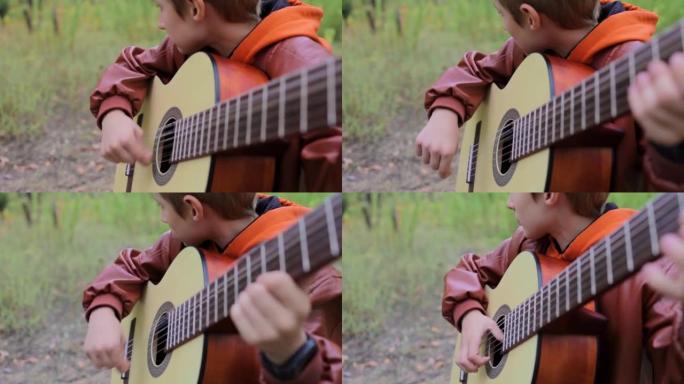 树林里手里拿着吉他的男孩