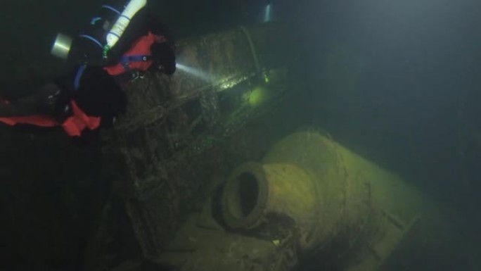 潜水员在沉船瑞典渡轮Zenobia上游泳。塞浦路斯拉纳卡的沉船潜水。